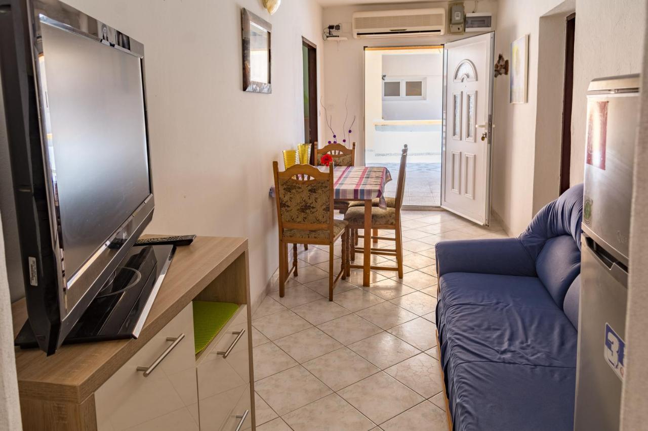 Pag Marina Rooms & Apartment Buitenkant foto