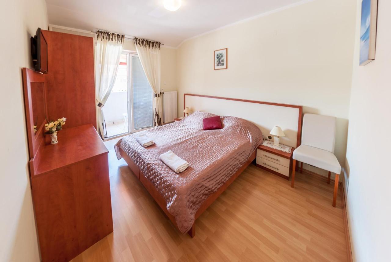 Pag Marina Rooms & Apartment Buitenkant foto