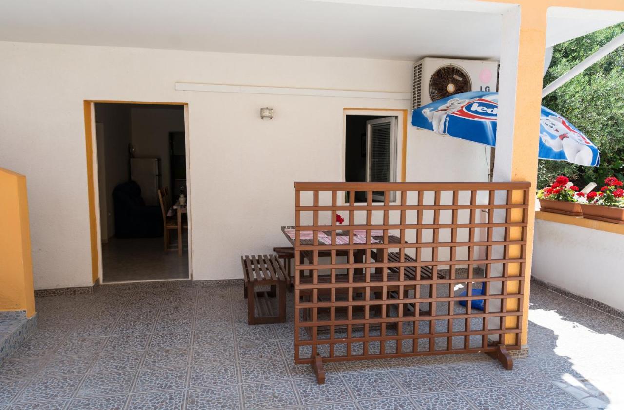 Pag Marina Rooms & Apartment Buitenkant foto