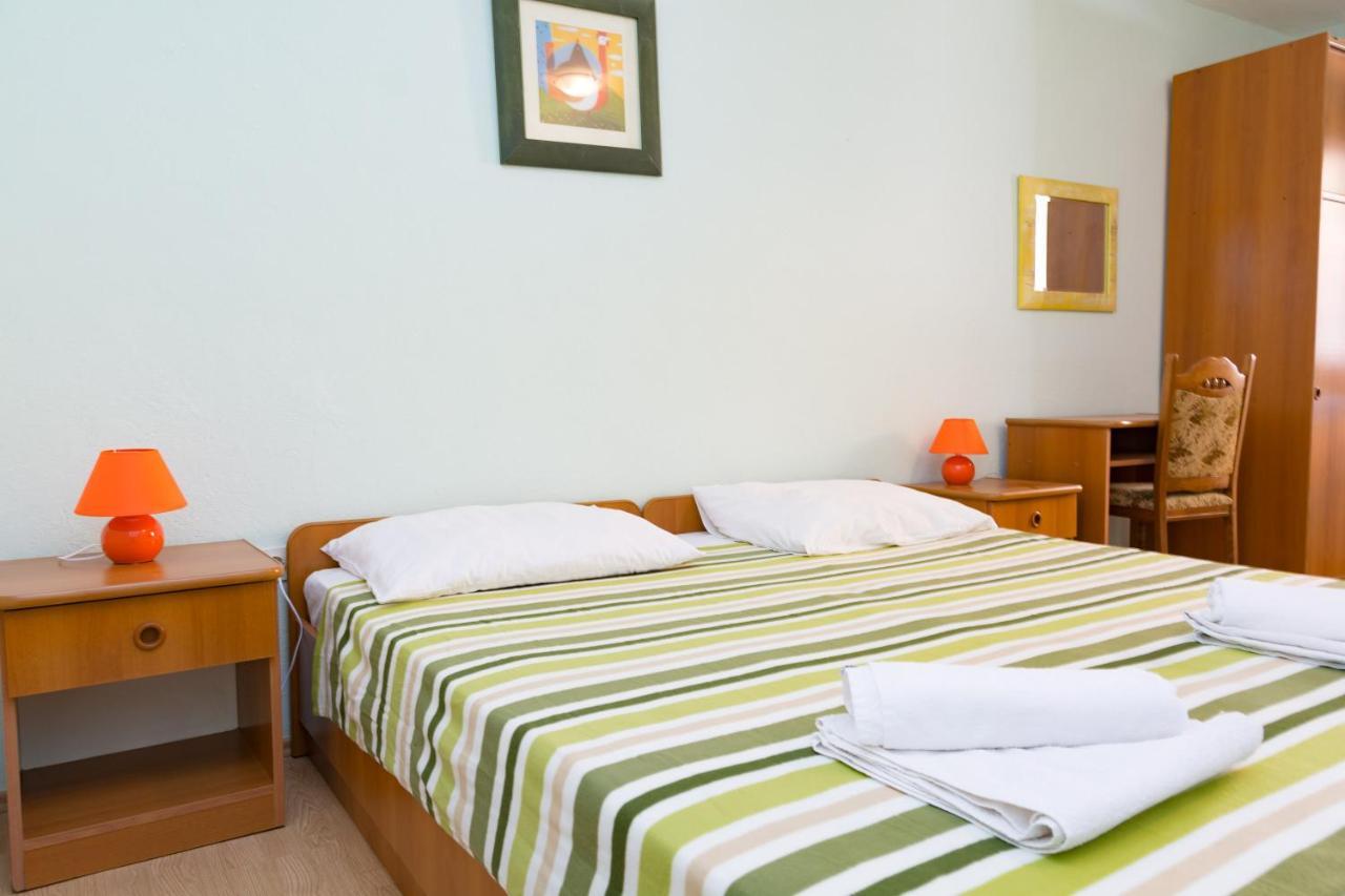 Pag Marina Rooms & Apartment Buitenkant foto